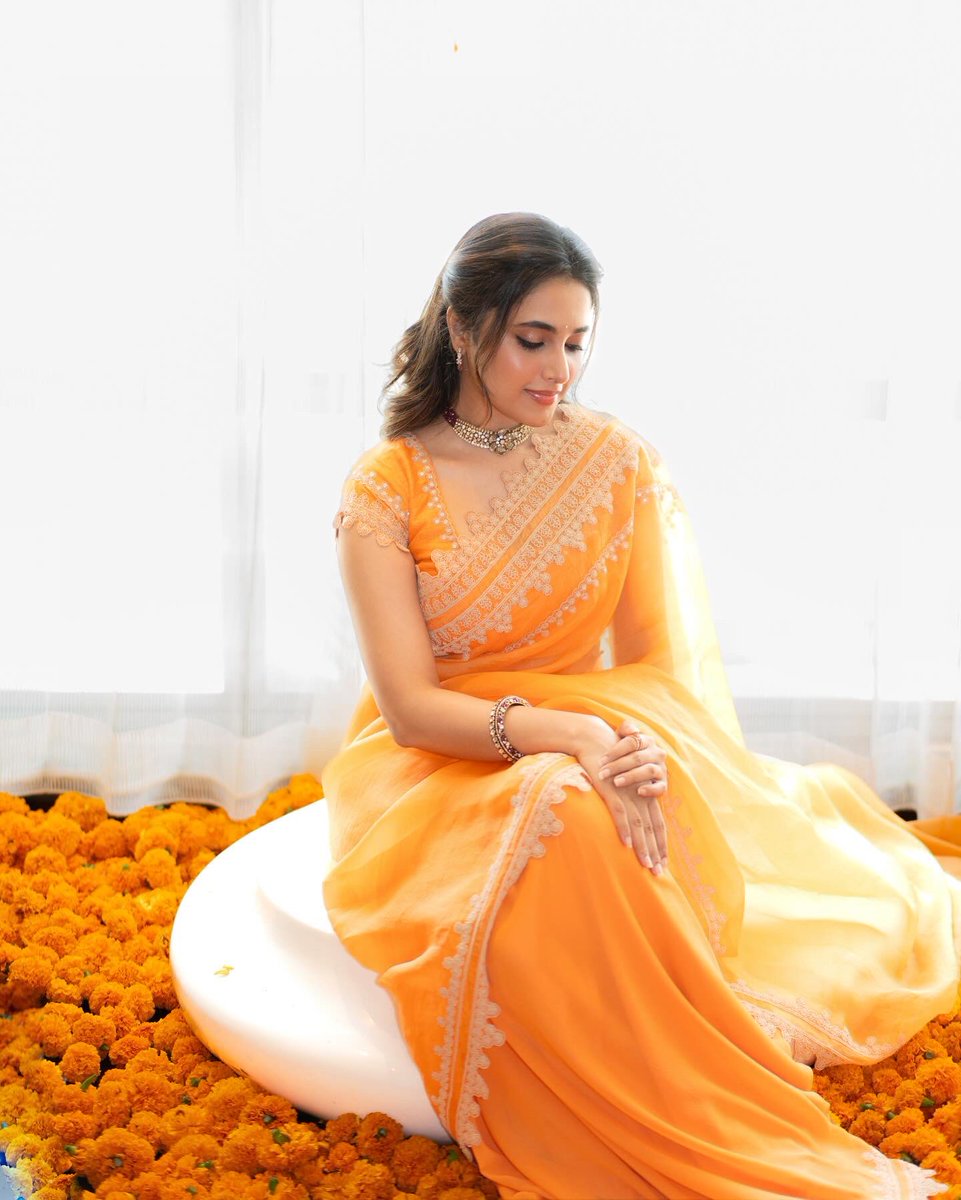priyankaamohan's tweet photo. Orange obsession 🧡 https://t.co/QrUnGGl8Jd