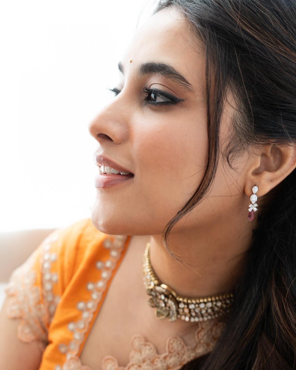 priyankaamohan's tweet photo. Orange obsession 🧡 https://t.co/QrUnGGl8Jd