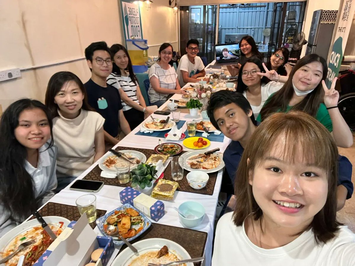 hands4education's tweet photo. Last Sunday's Makan Makan Night where our team got to see each other in person 🥰

Huge thanks to YB Michelle Ng for attending as well as Mr Alvin and Ms Angela (What A Waste) for hosting us! https://t.co/f6ZQcsE30q