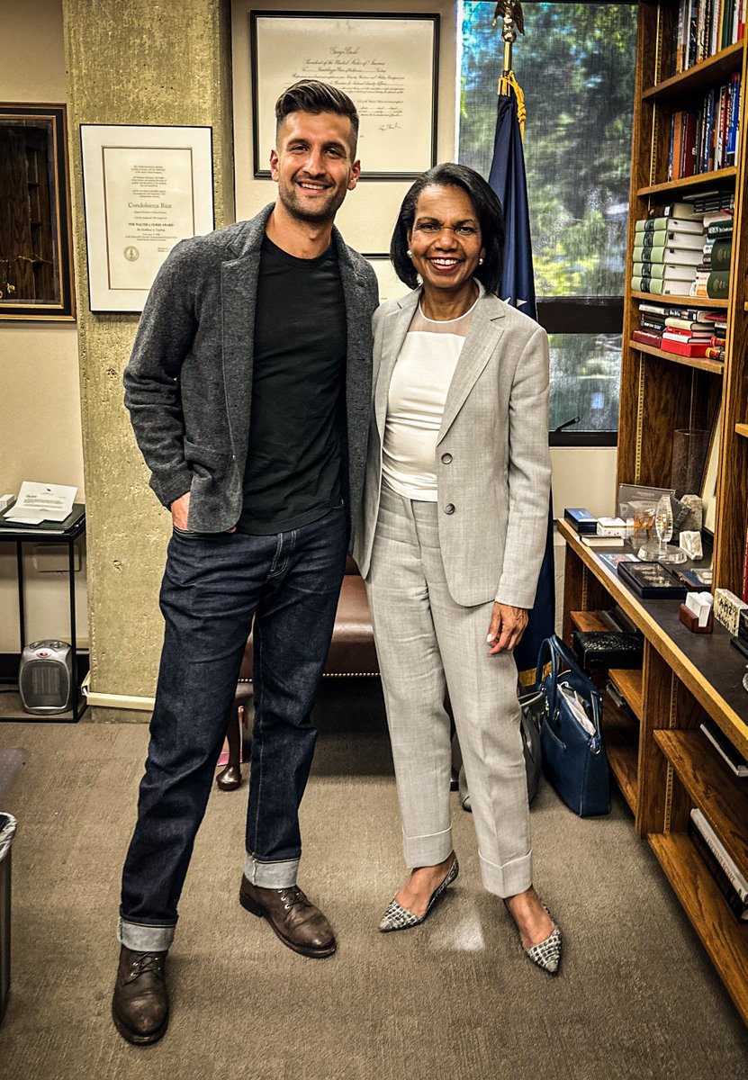 SahilBloom's tweet image. I recently attended my 10-year Stanford University reunion.

10 lessons I learned:

1. Identity is the real thing we&apos;re searching for.

Everyone thinks they&apos;re looking for money or success, but what they&apos;re really looking for is identity. The search for identity is the common…