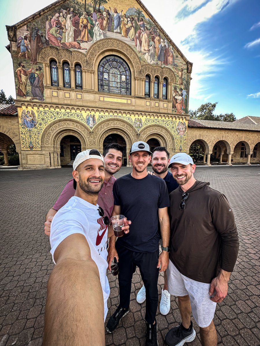 SahilBloom's tweet image. I recently attended my 10-year Stanford University reunion.

10 lessons I learned:

1. Identity is the real thing we&apos;re searching for.

Everyone thinks they&apos;re looking for money or success, but what they&apos;re really looking for is identity. The search for identity is the common…