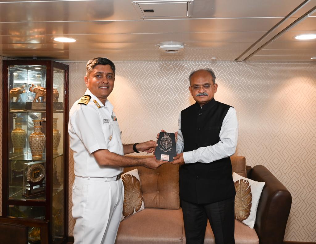 Dr KS Jawahar Reddy, Chief Secretary to the Govt of #AndhraPradesh visited #INSMysore on 26 Oct 2023. He was given a guided tour of the ship and briefed on the role,  capabilities, weapons & sensors of the frontline guided missile destroyer of #TheSunriseFleet.