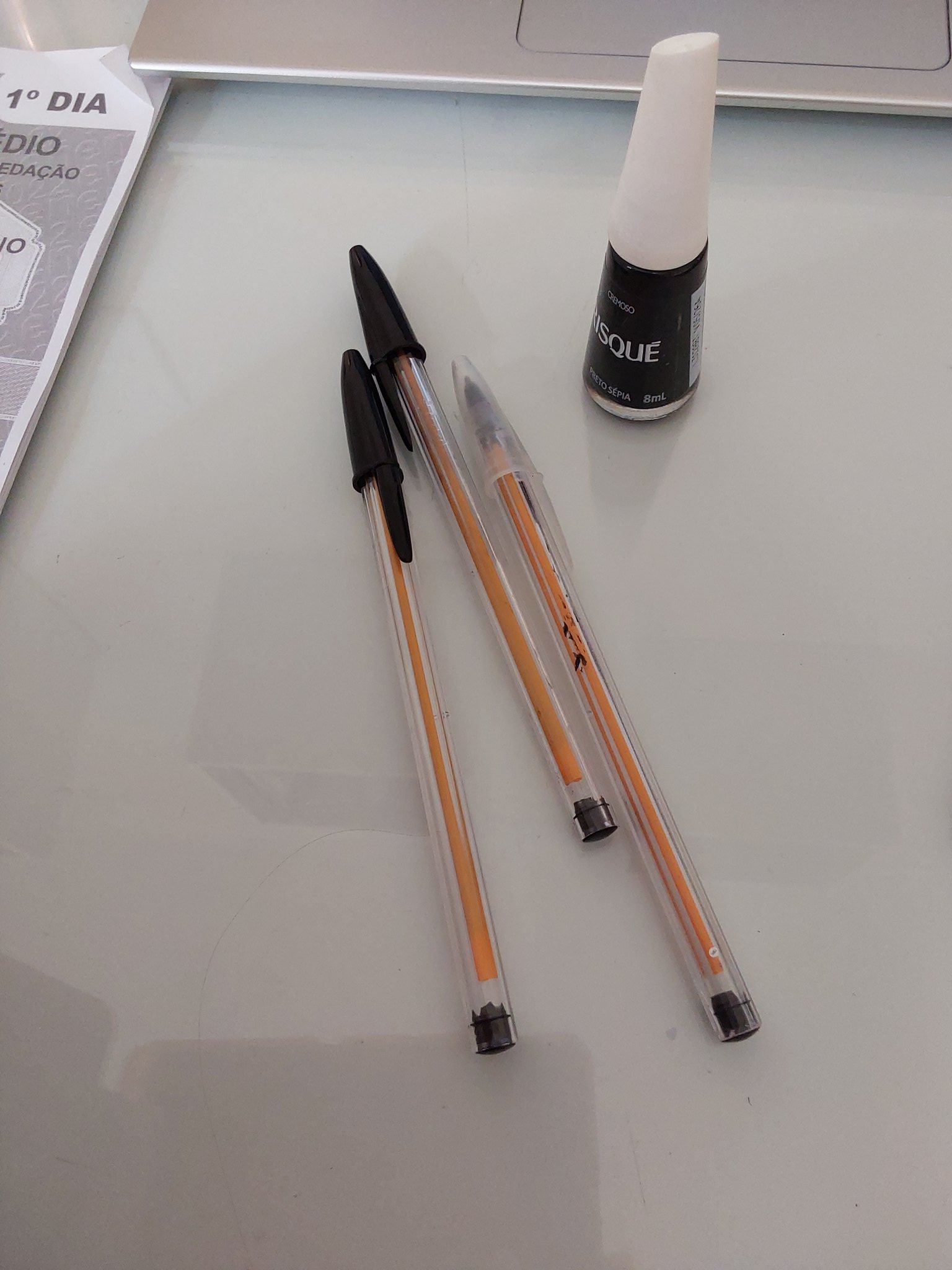 Lara 🩺 on X: Indo pintar o tubo amarelo das canetas com esmalte 😃😃   / X