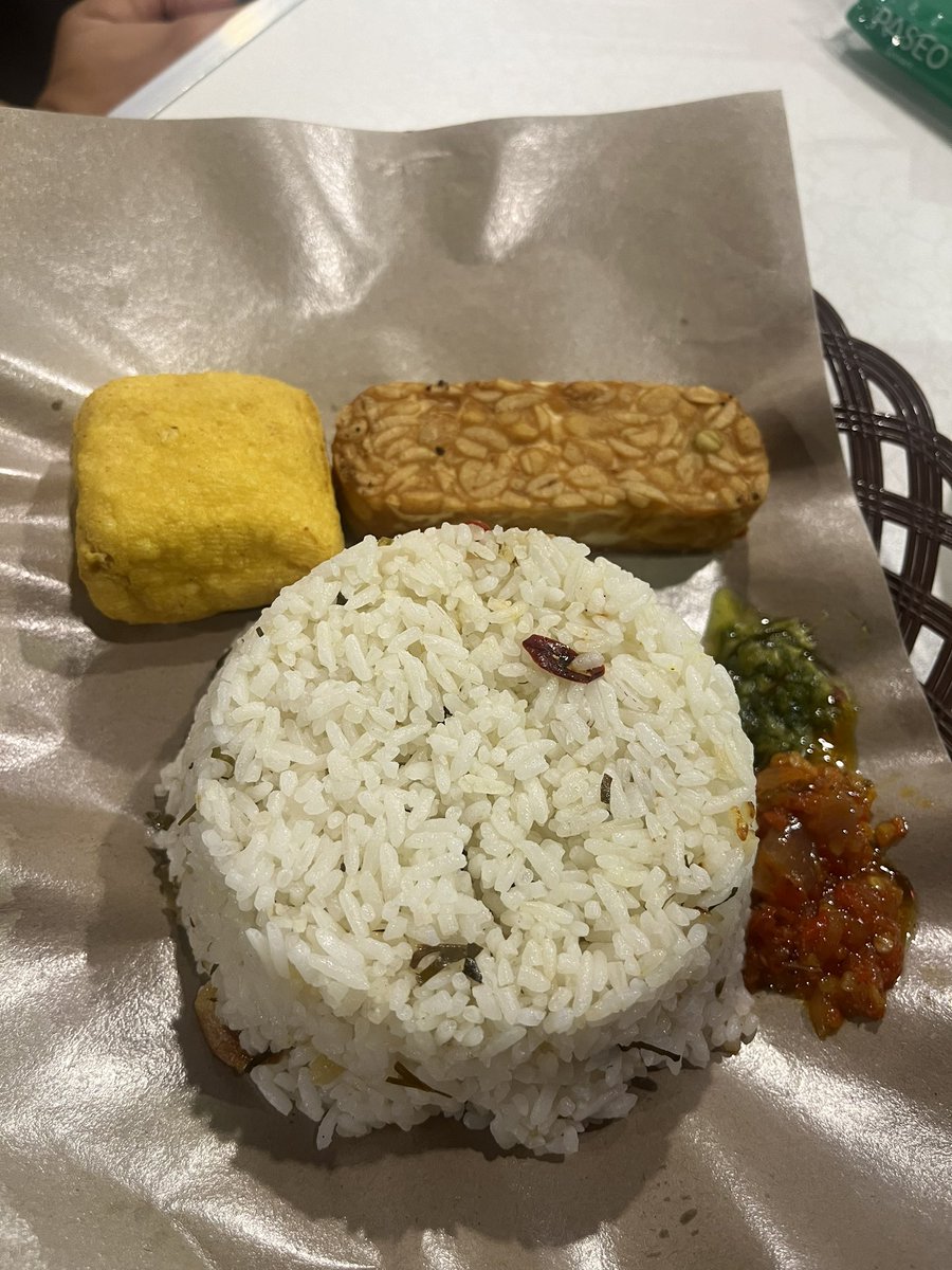 luthfiadrn's tweet photo. @qwonidin COBAINNNN WARUNG SAMBAL ONOKABE FATMAWATI MBAK! SAMBELNYA ADA 6 WUENNAKKK POL SEMUANYA🔥 https://t.co/ZFNId8uK1v