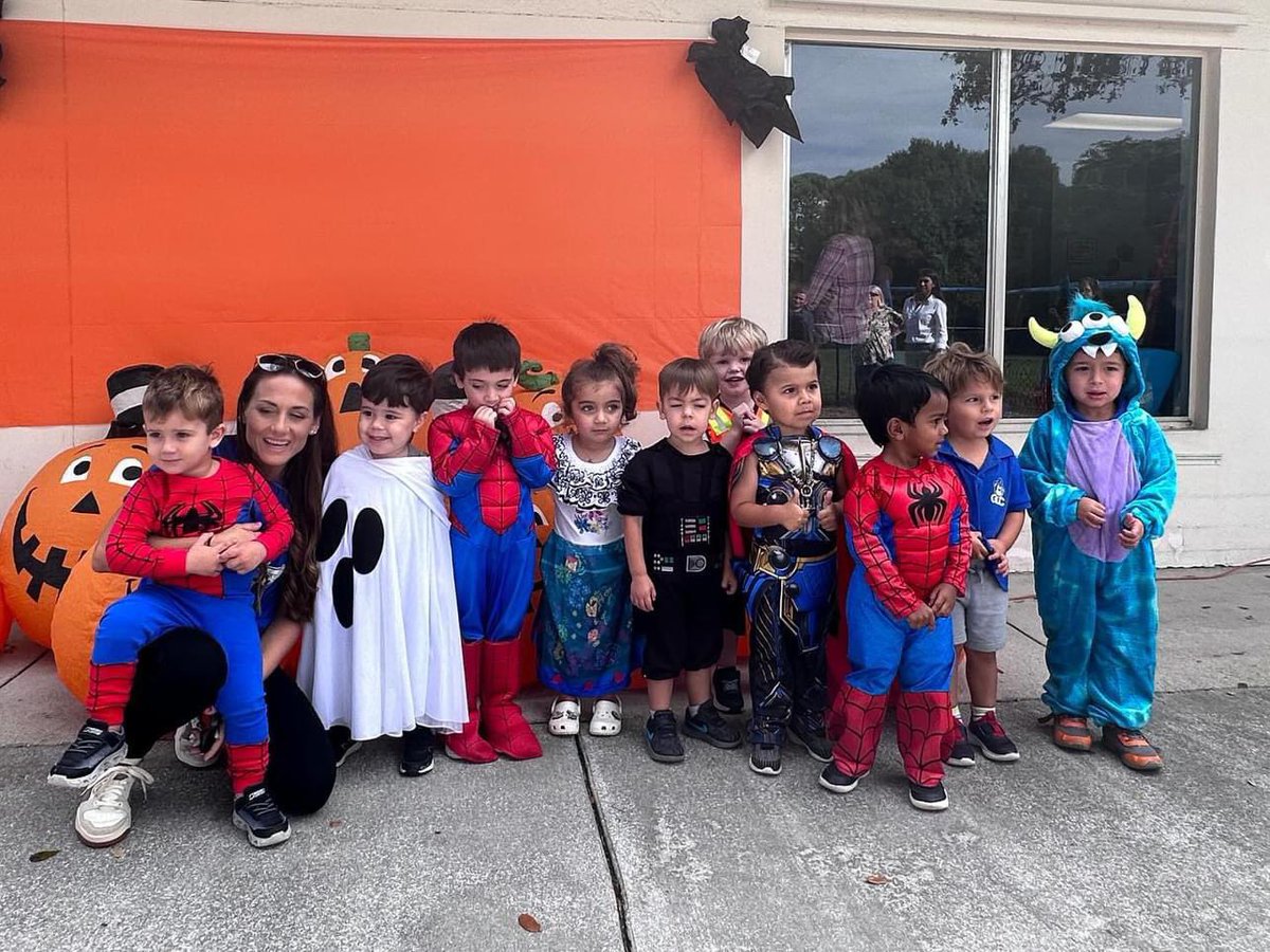 GLCKIDS's tweet photo. We had a blast at our annual Hallelujah Parade! It was filled with pictures, cookies, pumpkins and the cutest kiddos. Check out our FB page for all the pics! #GLCschool https://t.co/xHghLrunyp