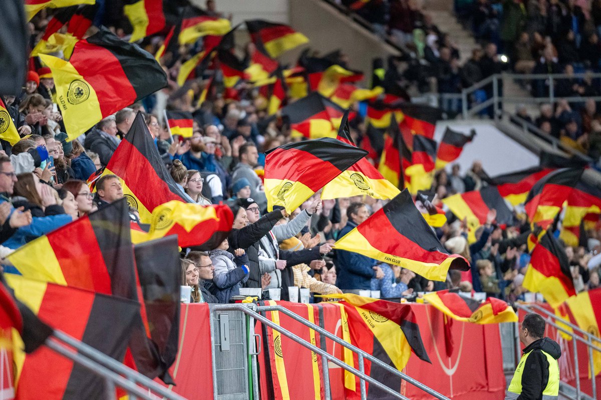 DFB_Frauen's tweet photo. WHAT A CROWD! 😍 Danke, Sinsheim!
WIR #IMTEAM 🇩🇪 #GERWAL
📸 imago, DFB/Sofieke van Bilsen https://t.co/Zavyy1Bvcb