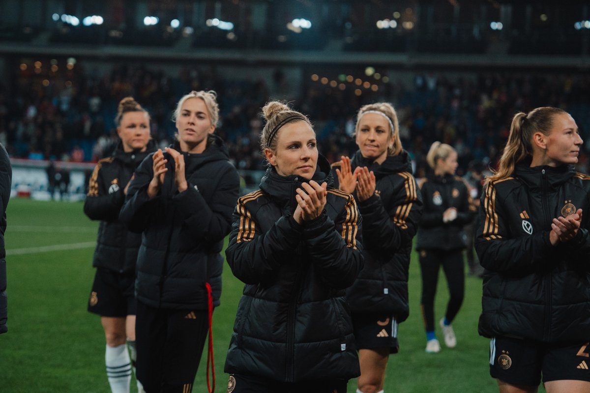 DFB_Frauen's tweet photo. WHAT A CROWD! 😍 Danke, Sinsheim!
WIR #IMTEAM 🇩🇪 #GERWAL
📸 imago, DFB/Sofieke van Bilsen https://t.co/Zavyy1Bvcb