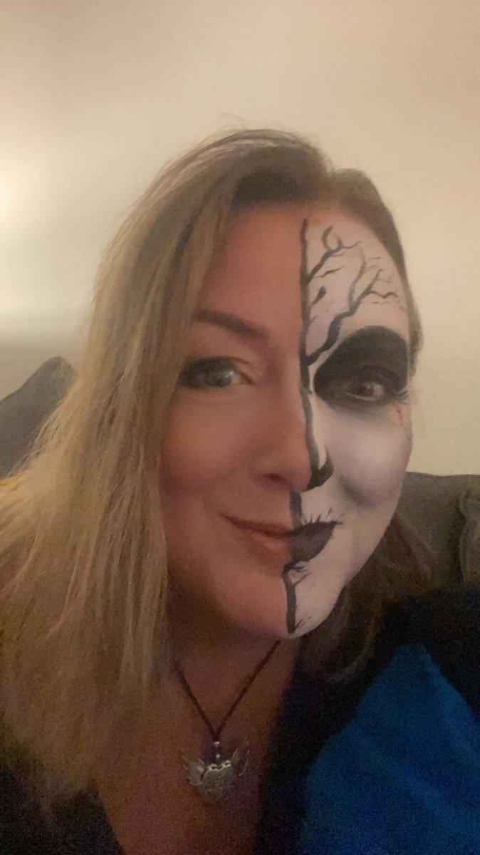 It’s Halloween book club! In penny on for a pound!! Happy Halloween 🎃 👻💀