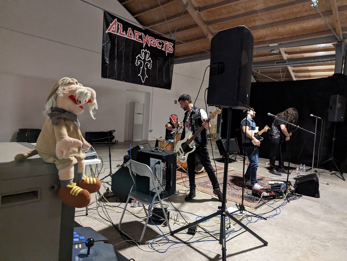 Museo Arcade Vintage (@arcade_vintage) on Twitter photo 🎶La noche de sábado en la #ArcadeCon2023 estuvo amenizada con el conciertazo de <a href="/AlaeNoctis/">Alae Noctis</a> para celebrar el 10° aniversario de <a href="/ArcadeVintageOr/">Asociación Arcade Vintage Origins</a>. ¡A tope!🤘🏼🎸 🎶La noche de sábado en la #ArcadeCon2023 estuvo amenizada con el conciertazo de <a href="/AlaeNoctis/">Alae Noctis</a> para celebrar el 10° aniversario de <a href="/ArcadeVintageOr/">Asociación Arcade Vintage Origins</a>. ¡A tope!🤘🏼🎸