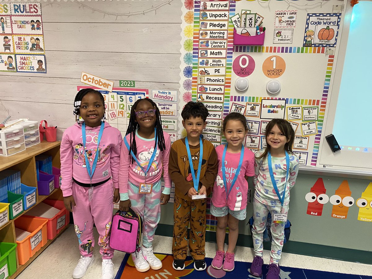 MissRandolphK's tweet photo. Some snapshots from our Red Ribbon Week celebrations at HCE!! ❤️🥰 @hceotters #kindercrew https://t.co/9425OYtoZb