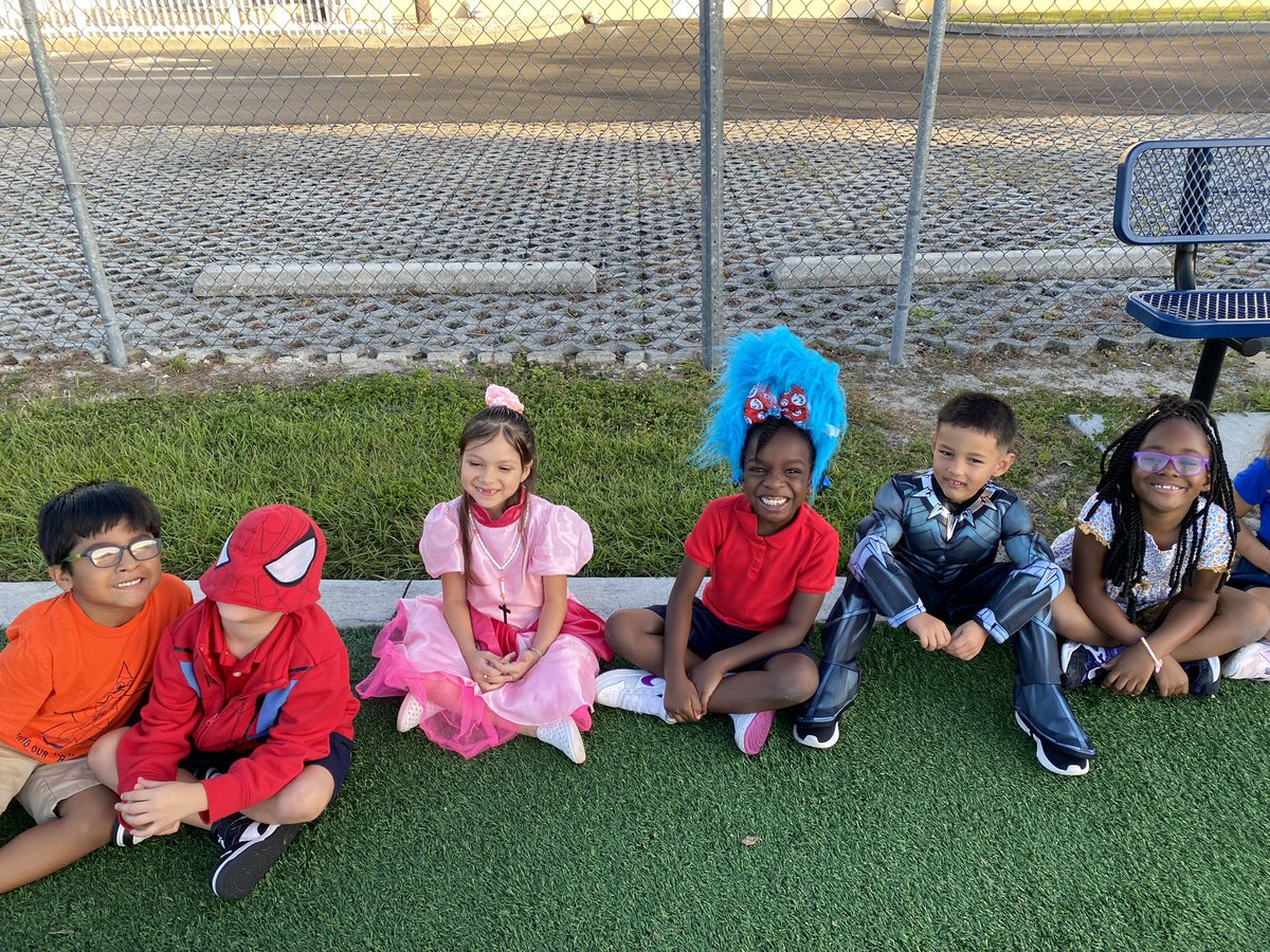 MissRandolphK's tweet photo. Some snapshots from our Red Ribbon Week celebrations at HCE!! ❤️🥰 @hceotters #kindercrew https://t.co/9425OYtoZb