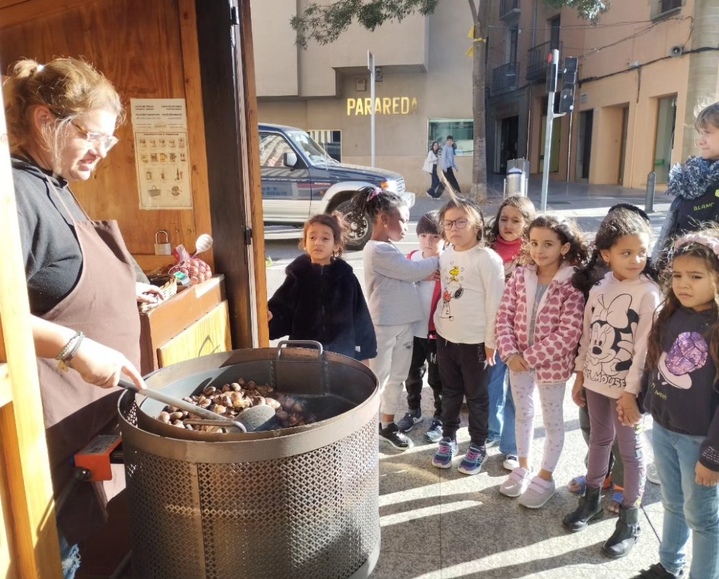 sagratcorvic's tweet photo. Els alumnes de P1 hem anat a veure algunes parades de castanyes de Vic i hem preguntat als castanyers sobre la seva feina i sobre les castanyes! 🌰🌰🌰 #sagratcorvic #educacio #basica #primaria #escola #vic https://t.co/1FWoerZsqo