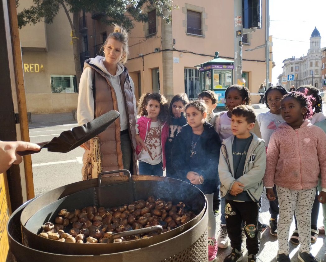 sagratcorvic's tweet photo. Els alumnes de P1 hem anat a veure algunes parades de castanyes de Vic i hem preguntat als castanyers sobre la seva feina i sobre les castanyes! 🌰🌰🌰 #sagratcorvic #educacio #basica #primaria #escola #vic https://t.co/1FWoerZsqo