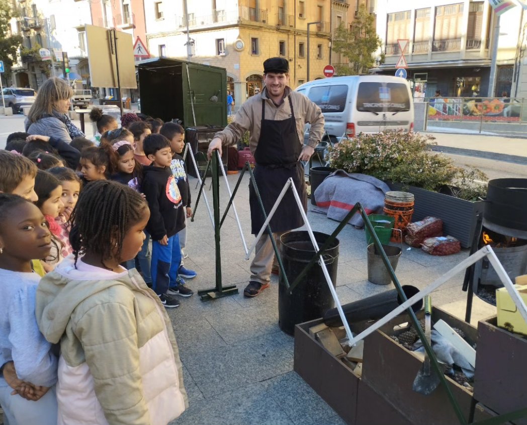sagratcorvic's tweet photo. Els alumnes de P1 hem anat a veure algunes parades de castanyes de Vic i hem preguntat als castanyers sobre la seva feina i sobre les castanyes! 🌰🌰🌰 #sagratcorvic #educacio #basica #primaria #escola #vic https://t.co/1FWoerZsqo