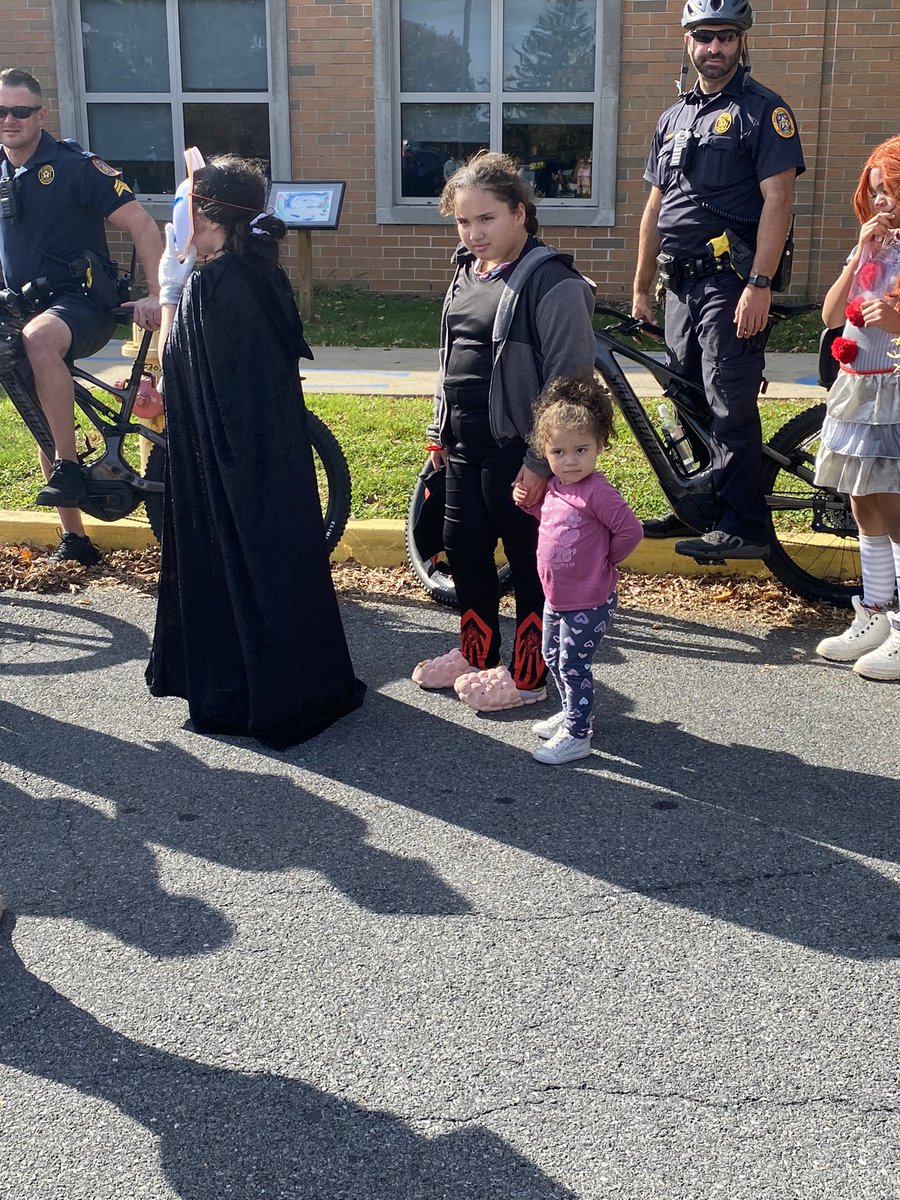OLIVERAMARA's tweet photo. Halloween parade @MarvineBASD https://t.co/pZwJ42DT5U
