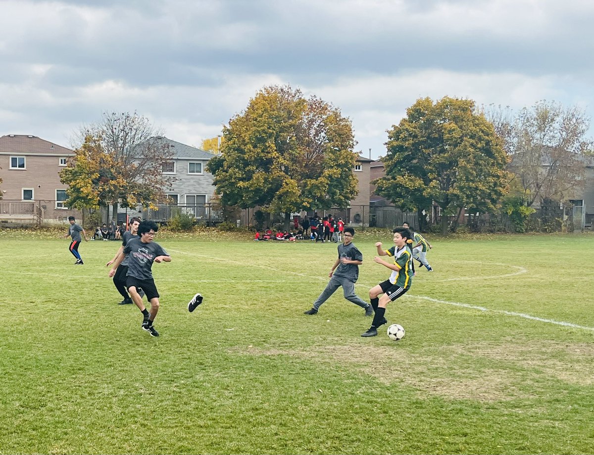 @Mike_Mahon2 <a href="/TDESAA_TDSB/">TDESAA Athletics</a> <a href="/Meadowvale_TDSB/">Meadowvale P. S.</a> <a href="/LC3_TDSB/">TDSB LC3</a> <a href="/opheacanada/">Ophea</a> <a href="/PHECanada/">PHE Canada | EPS Canada</a> Students are playing their “shoes off”!  “FUNdamental Skill development” the focus of this division 3 physical literacy event”.  Congratulations and big thanks to @Mike_Mahon2