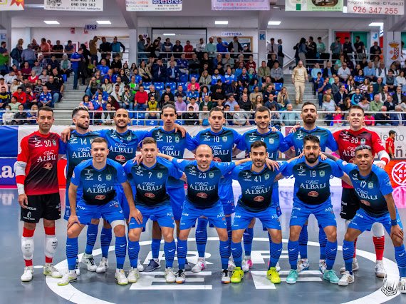 rafaelratofutsa's tweet photo. Todo listo para mañana ✅
📸: @aurecape
#seguimos #equipo #valdepeñas #futsal #R14R #RafaelRato #joma #alegria #deusébom #teledeporte #partidazo #jirafas #viñaalbali https://t.co/s6FAolzK7F