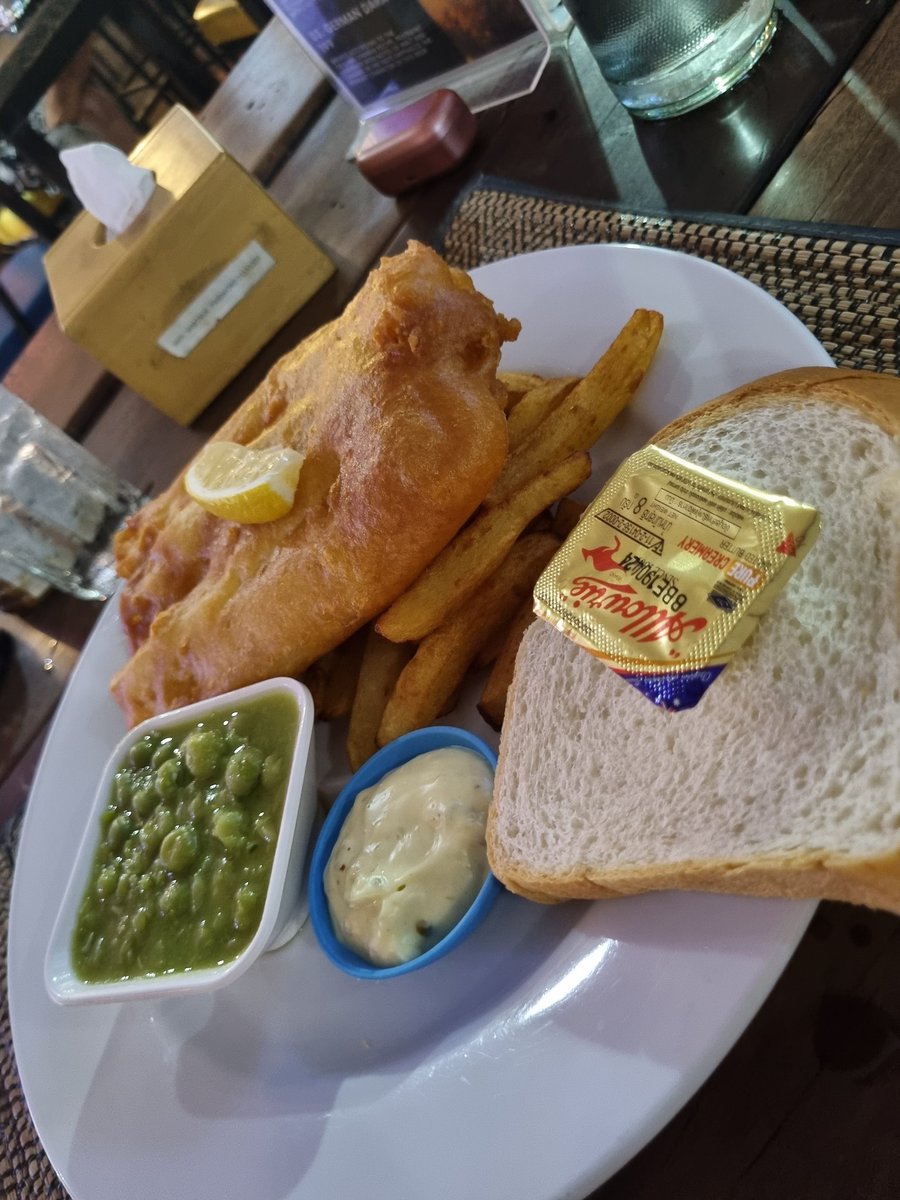 eatdrink75's tweet photo. All my British friends tell me fish-and-chips are a must for Fridays. I agree!;

#friday #fishnchips #england #fishandchips #foodie #comfortfood #BritishFood #CrispyFish #fries #FishFry #vinegar #FishFriday #FoodHeaven https://t.co/efmzQhKs6a