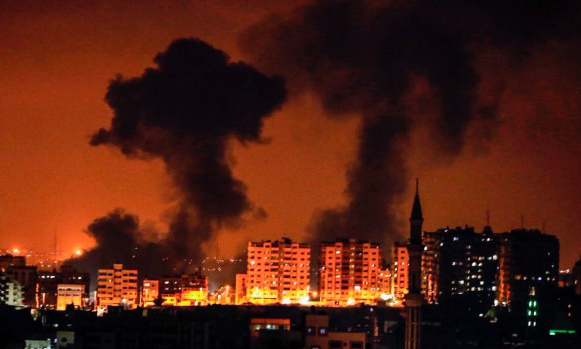 reennoo5's tweet photo. #starlinkforgaza
This is how the people of Palestine spend their nights in Gaza, after a hard day suffering from the lack of food, drink and electricity, and today the Internet was completely cut off!The bombings are still continuing and claiming the lives of children and women! https://t.co/xQbdHmAXRL