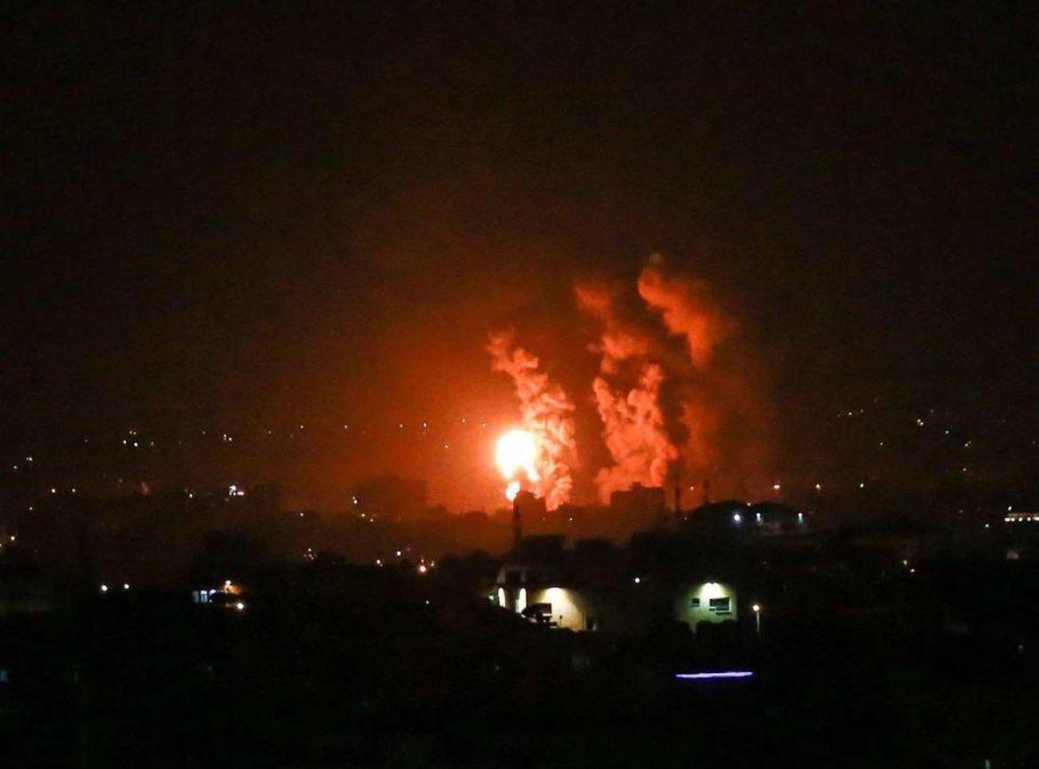reennoo5's tweet photo. #starlinkforgaza
This is how the people of Palestine spend their nights in Gaza, after a hard day suffering from the lack of food, drink and electricity, and today the Internet was completely cut off!The bombings are still continuing and claiming the lives of children and women! https://t.co/xQbdHmAXRL