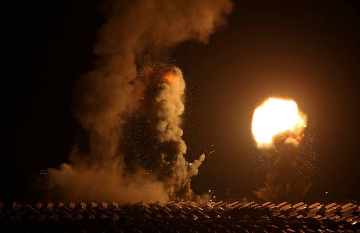 reennoo5's tweet photo. #starlinkforgaza
This is how the people of Palestine spend their nights in Gaza, after a hard day suffering from the lack of food, drink and electricity, and today the Internet was completely cut off!The bombings are still continuing and claiming the lives of children and women! https://t.co/xQbdHmAXRL