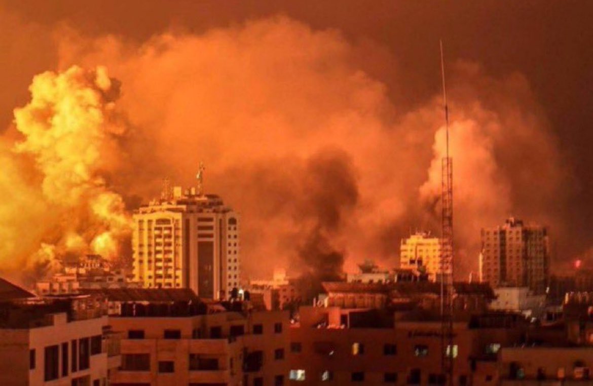 reennoo5's tweet photo. #starlinkforgaza
This is how the people of Palestine spend their nights in Gaza, after a hard day suffering from the lack of food, drink and electricity, and today the Internet was completely cut off!The bombings are still continuing and claiming the lives of children and women! https://t.co/xQbdHmAXRL