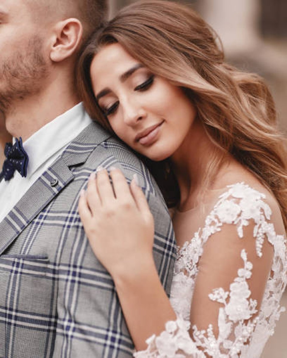 Because love is a beautiful thing, and we're just here to enhance that glow! Love this look by #makemebridalproartist @elitebridalbyemma!

ℹ️ Pro portfolio: makemebridal.co.uk/wedding-hair-a…

If you're dreaming of modern c