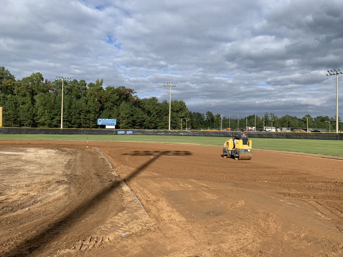 For the past 2 weeks the <a href="/ITACTURF/">Rodney Hopkins</a> crew has been hard at work turning the @DRHSbaseball23 field back into a natural playing surface including <a href="/bulldogfe/">Chad Kropff</a> infield mix and <a href="/Tahoma31Bermuda/">Tahoma 31</a> sod. Loved seeing the students come up and take pictures of the work

#sportsturf  #vaturf