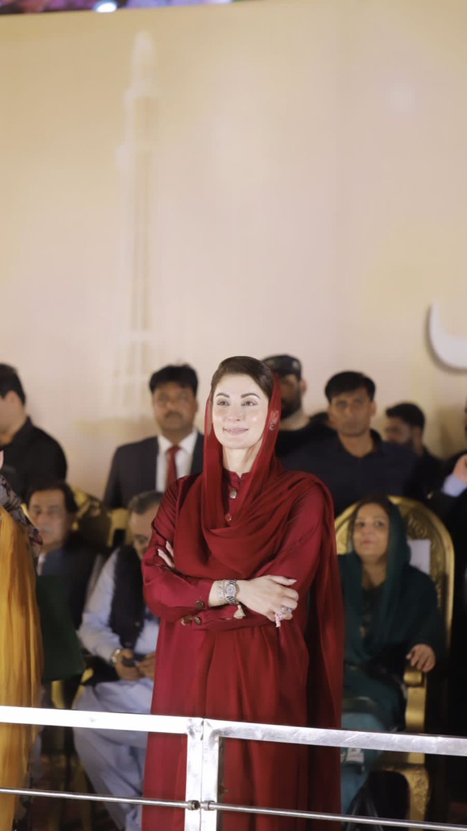 Masifvr's tweet photo. پاکستان کی سیاسی تاریخ میں جس بیٹی کو عمران خان نے اس کے والد کی کمزوری بنانا چاہا مگر اللہ کے فضل و کرم سے @MaryamNSharif  نے اس فتنہ نیازی کو بتایا کہ وہ غلط فہمی میں تھا بیٹی کمزوی نہی طاقت ہوتی ہے فخر ہوتا ہے اپنے والدین کا ۔ 💝
#HBDMaryamNawaz
#TeamNairab 
#TeamMianSaqibMPA https://t.co/YJq3DpcQek