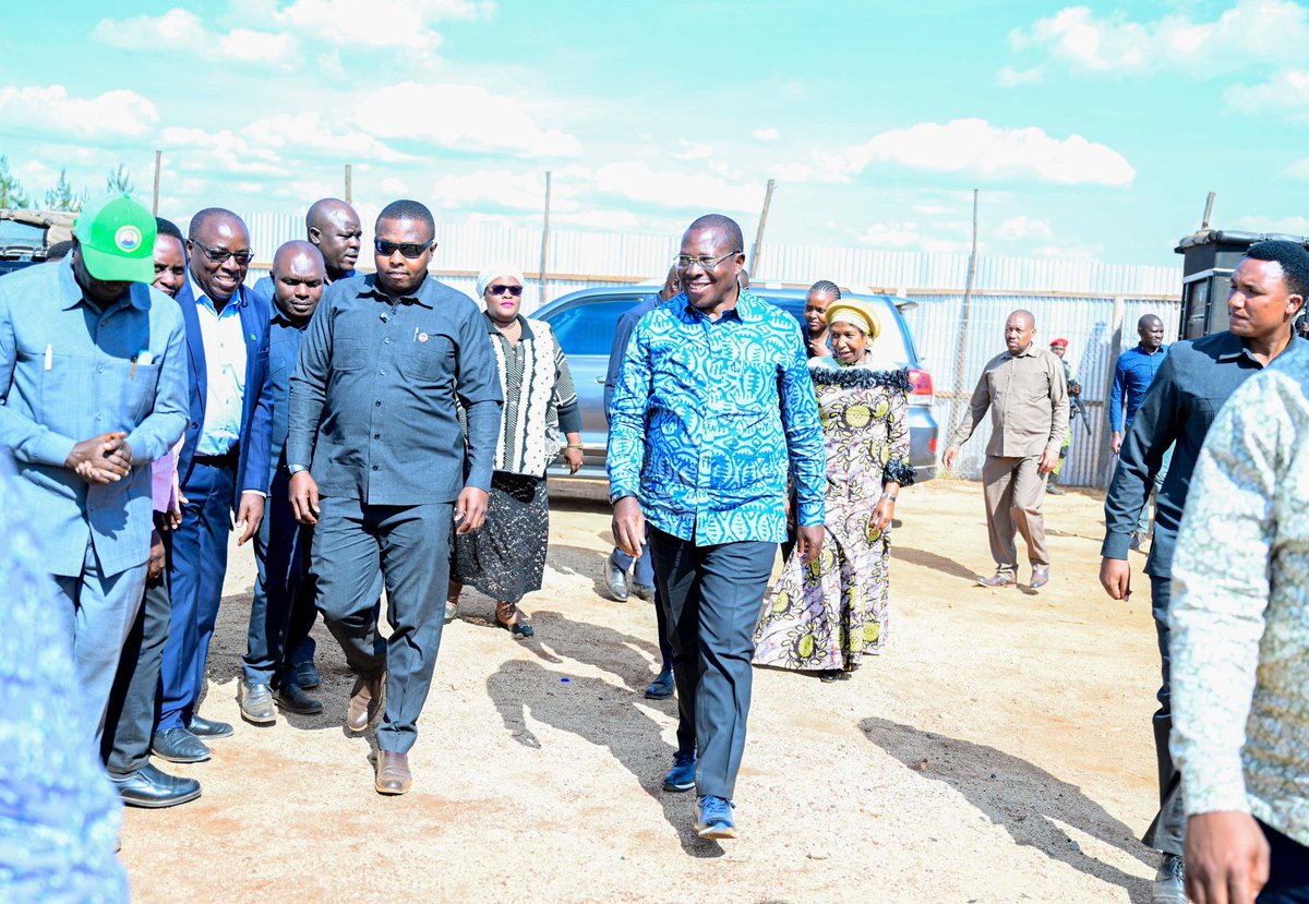 real_fahadi's tweet photo. Makamu wa Rais wa Jamhuri ya Muungano wa Tanzania Mhe. Dkt. Philip Mpango akizungumza na wananchi wa Kijiji cha Lugenge mara baada ya kuweka jiwe la msingi mradi wa maji katika Kijiji hicho akiwa ziarani mkoani Njombe leo tarehe 27 Oktoba 2023. @vpo_tanzania https://t.co/GEXRHweUTh