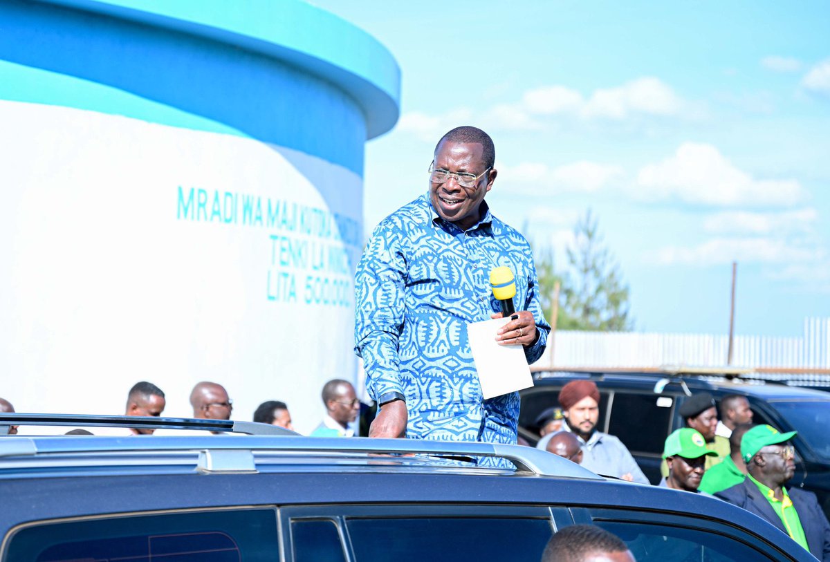 real_fahadi's tweet photo. Makamu wa Rais wa Jamhuri ya Muungano wa Tanzania Mhe. Dkt. Philip Mpango akizungumza na wananchi wa Kijiji cha Lugenge mara baada ya kuweka jiwe la msingi mradi wa maji katika Kijiji hicho akiwa ziarani mkoani Njombe leo tarehe 27 Oktoba 2023. @vpo_tanzania https://t.co/GEXRHweUTh