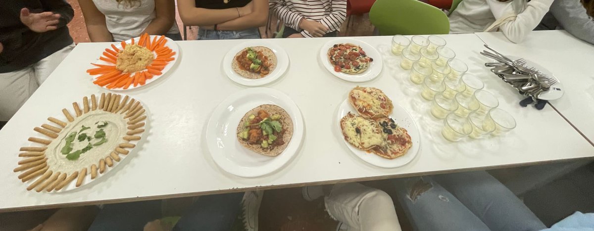 AfaVirolai's tweet photo. Des de la Comissió de Salut i Esport, impulsem els tallers de cuina saludable i autosuficient per l'alumnat de 2n cicle de l'ESO que estan cursant l'assignatura de "Fem Salut" amb @educalimentacio i Restauració Carlex #juntsperajudaracréixer #cuinasaludable #salut https://t.co/Z5BCGK7o8S