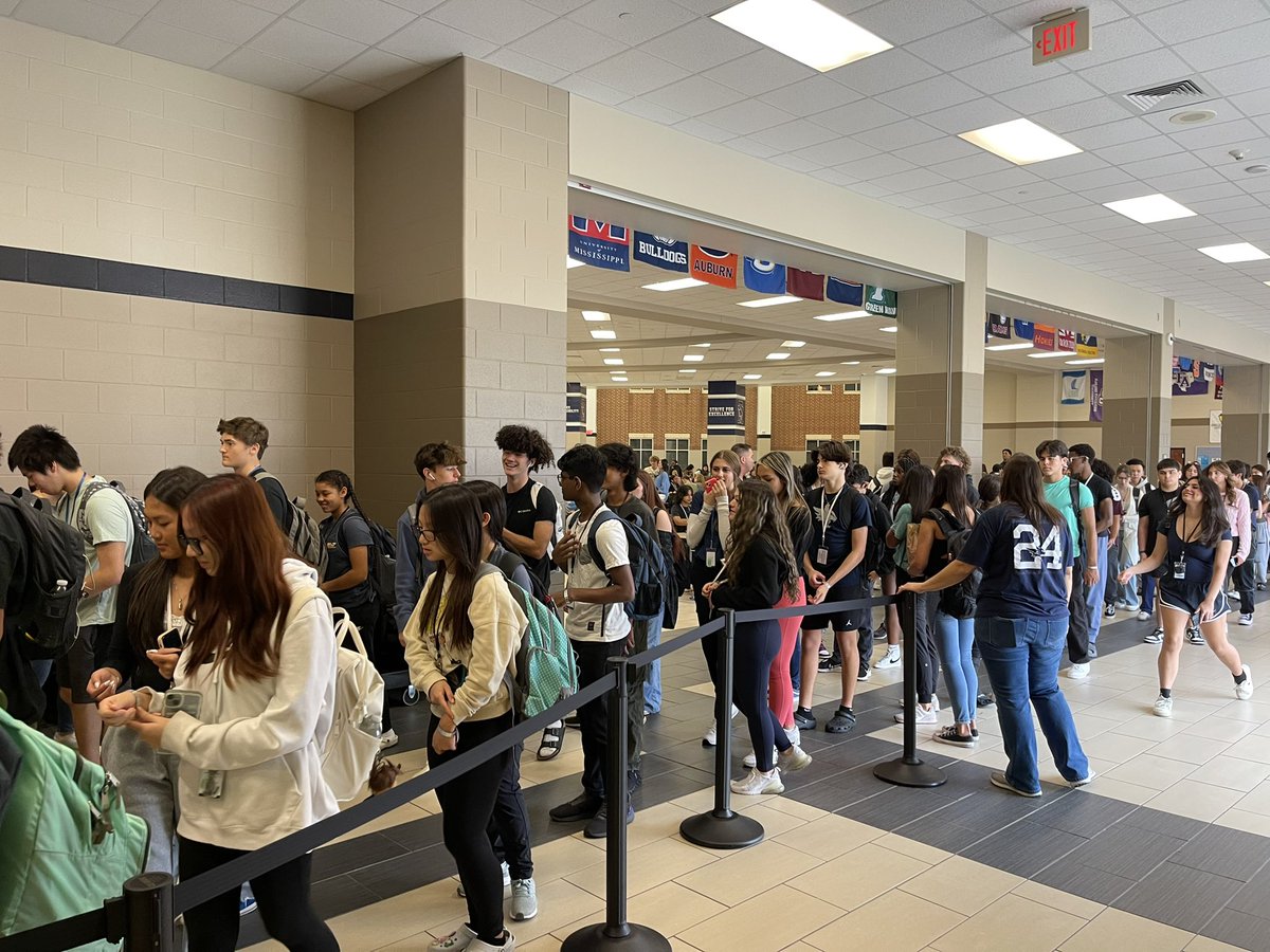 Bailey1Jeffrey's tweet photo. Chick-fil-A Reward lunch today for all of our TMHS Wildcats with all A’s and B’s for the first nine week marking period. Over 1900 students qualified!!!!! Thank you to our amazing PTO for supporting our students! Way to go Cats!! https://t.co/R5Xib1cpZt