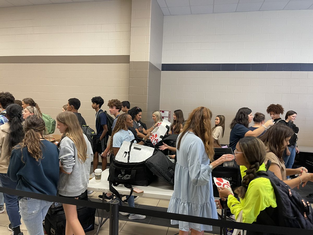 Bailey1Jeffrey's tweet photo. Chick-fil-A Reward lunch today for all of our TMHS Wildcats with all A’s and B’s for the first nine week marking period. Over 1900 students qualified!!!!! Thank you to our amazing PTO for supporting our students! Way to go Cats!! https://t.co/R5Xib1cpZt