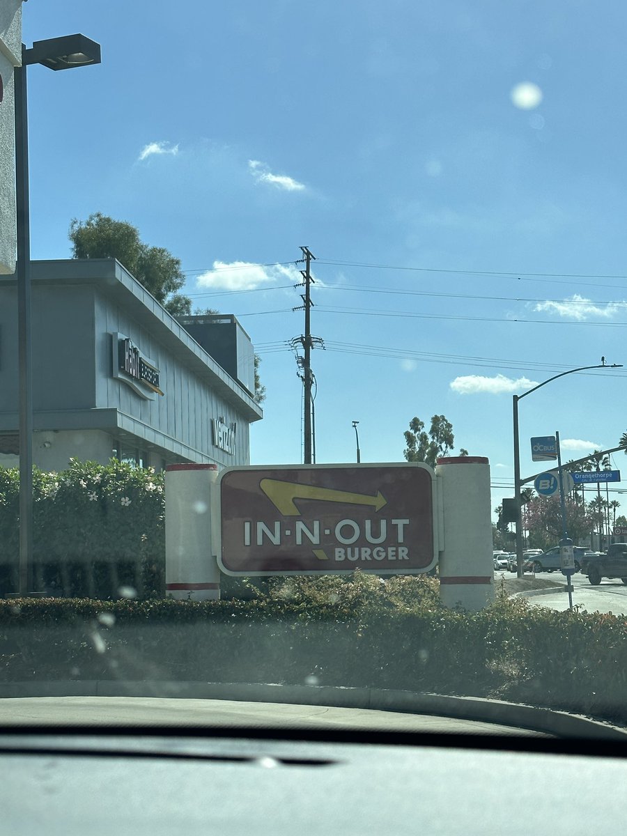 Andzee01's tweet photo. Can’t resist having this for lunch. 🙃 #cravingssatisfied https://t.co/Da2GiTjdu8