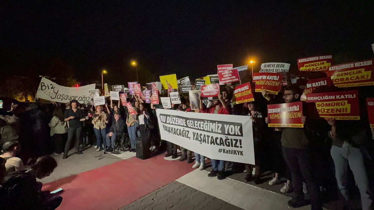 taumeclis's tweet photo. Zeren'in, Enes'in, Resul'ün ve hayattan koparılan tüm öğrenci arkadaşlarımızın hesabını sormak için Kadıköy Rıhtım meydanındaydık. 

Arkadaşlarımızın sesi olmaya yurtlarda, üniversitelerde ve sokakta devam edeceğiz.

"Zeren'in katili saray rejimi!"
#KatilKYK
#ZerenErtaş https://t.co/bsKWtFo1p9