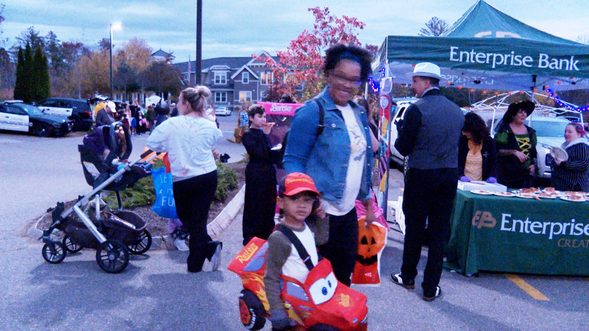 SCTV17's tweet photo. The Town of Salem's annual Trunk or Treat event was Thursday night.  The mild weather brought out a large crowd of kids and adults that enjoyed the costume parade, the brightly decorated Trunks and all the festivities. https://t.co/OCzJODp7db