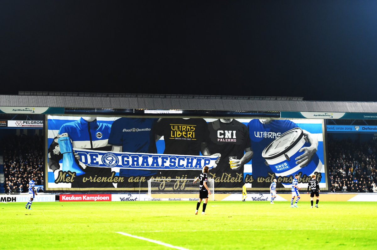 DeGraafschap's tweet photo. De tweede sfeeractie van de avond was ook geweldig 🤩

Van harte gefeliciteerd, Brigata Tifosi! Op naar nog meer prachtige jaren 🤝

"Met vrienden aan onze zij, mentaliteit is wat ons bindt" 💬

#GRAein 🔵⚪ https://t.co/jt1LXnXyw5
