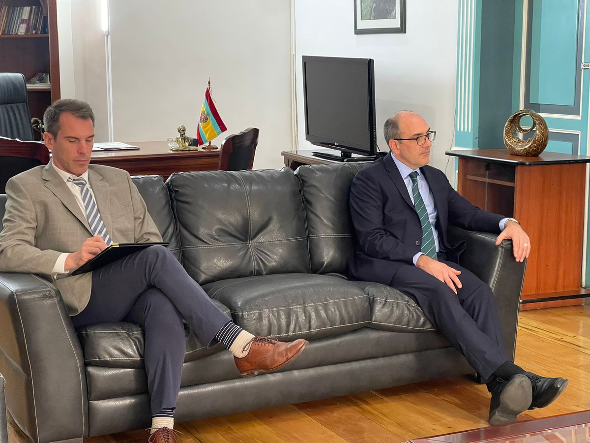 GoberLoja's tweet photo. Gobernador de la provincia de #Loja, @EduardoPunin, recibe la visita protocolaria del Cónsul General de EE.UU. en Guayaquil, Erik Martini, como parte de la agenda que el diplomático cumple en la provincia de #Loja. https://t.co/J09CRlxaKe