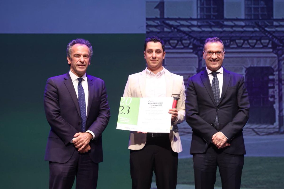 ¡Felicidades! #MejorDirecciónEjecuciónDeObra a Fernando de Marcos Calvo por la Reh. de la Estación Int. de Canfranc. Se reconoce la utilización de sistemas innovadores como un gemelo digital, supervisión con drones y termografía y una plataforma digital para gestión documental.