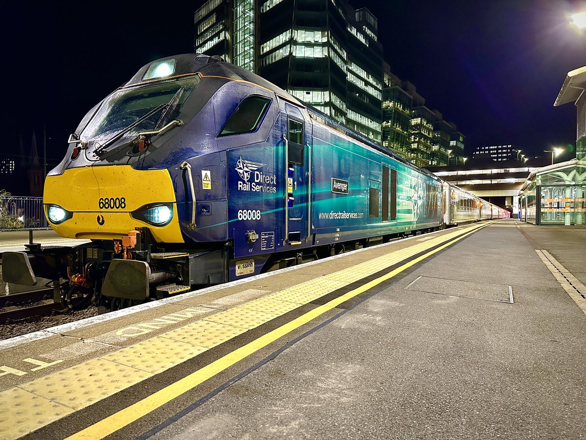 SnrConductorJim's tweet image. One from the other night that I forgot to upload.

68008 ‘Avenger’ (what a name!) hauling the 20:11 Chiltern Railways service to Stourbridge Junction on Monday.

#DispatchersOfTwitter #DispatchersOfX #RailwayFamily #Railway #UKRailway