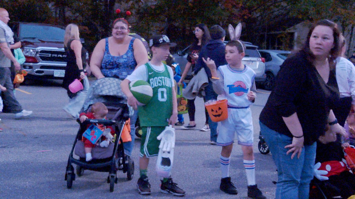 SCTV17's tweet photo. The Town of Salem's annual Trunk or Treat event was Thursday night.  The mild weather brought out a large crowd of kids and adults that enjoyed the costume parade, the brightly decorated Trunks and all the festivities. https://t.co/OCzJODp7db