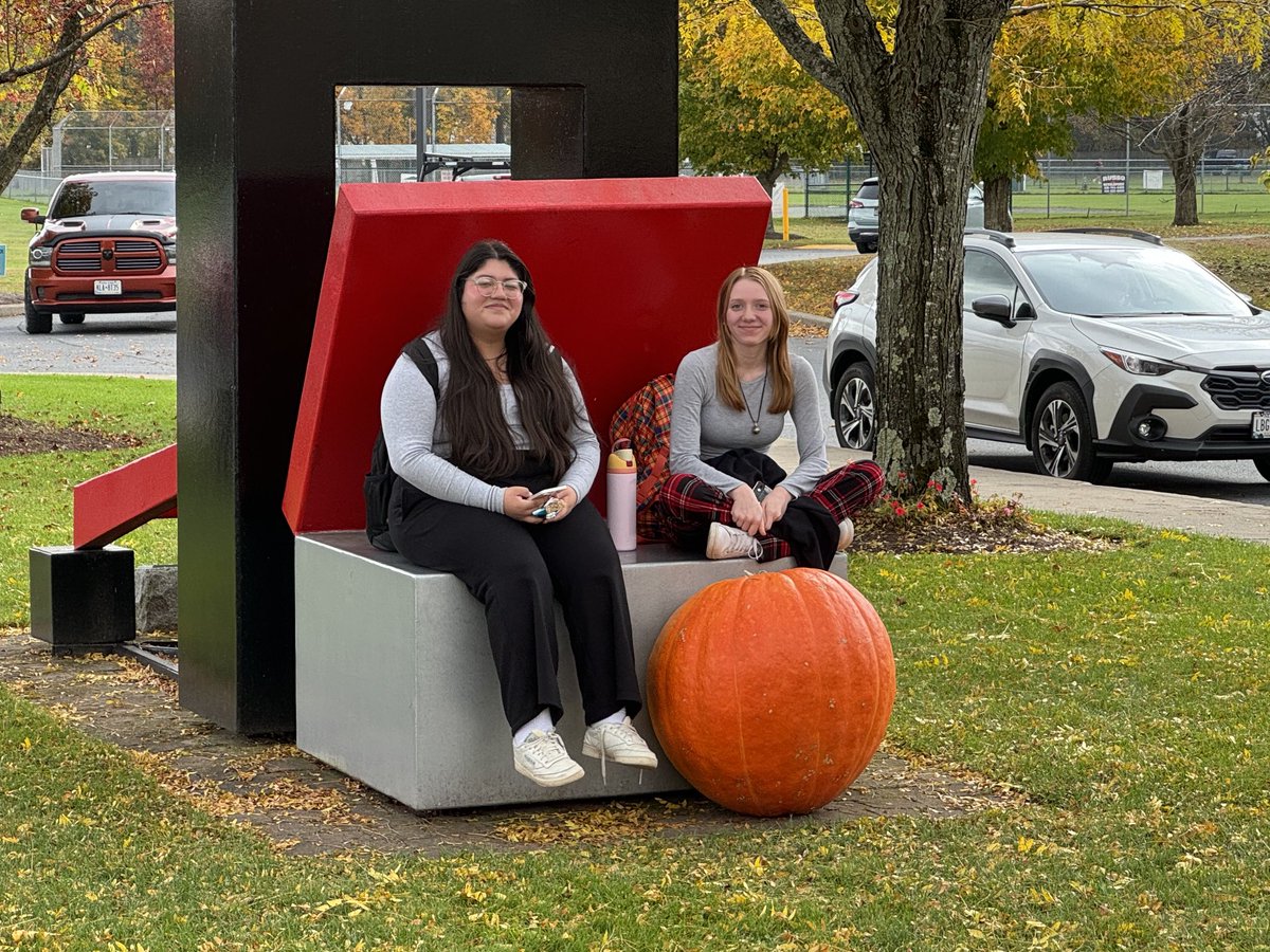 Mr_SwitzerWES's tweet photo. Happy Friday! Enjoy that Fall weather #HFTigerPride https://t.co/HkALj58nb1