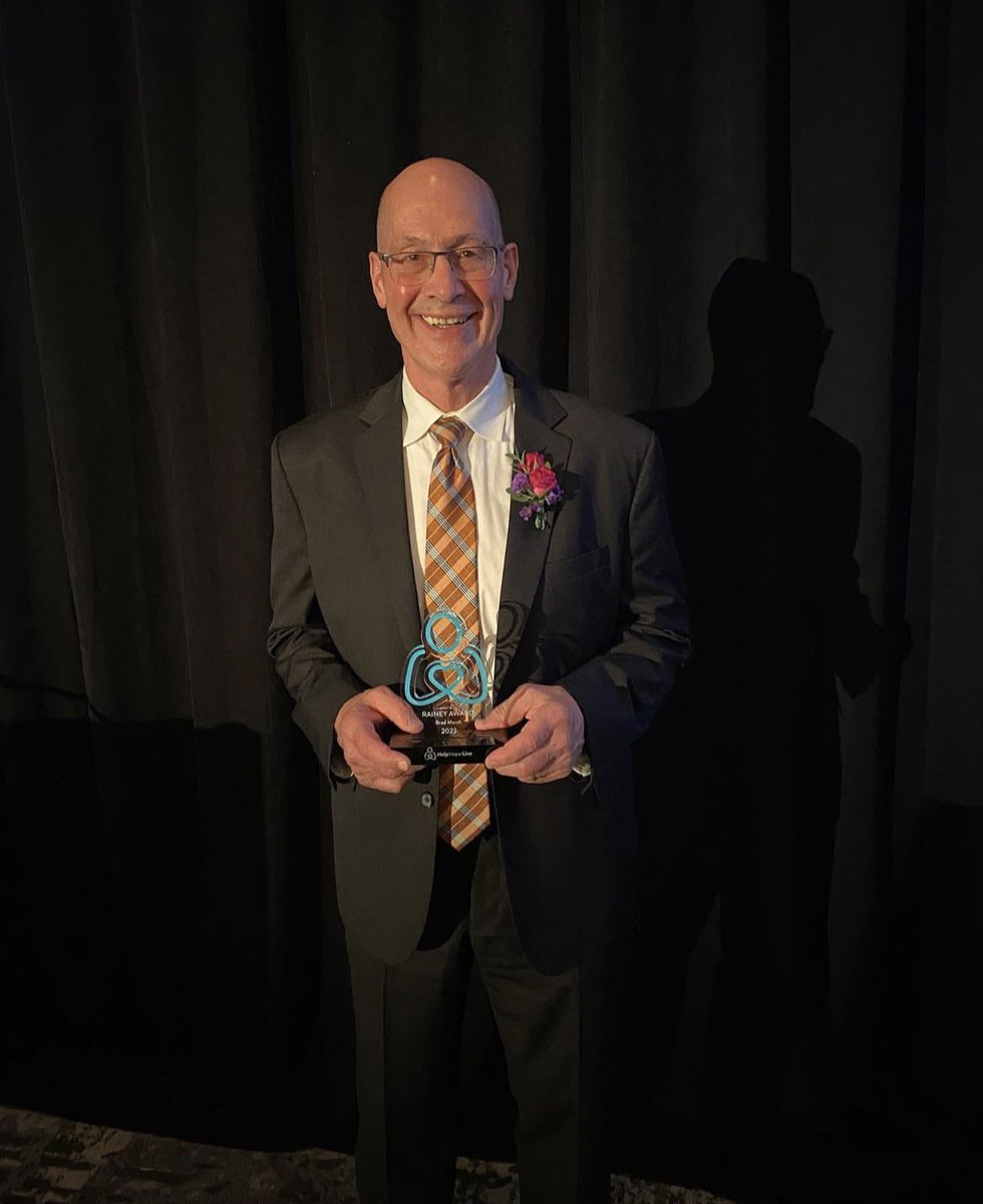 Congratulations Coach @BradMarshNHL on receiving this years Rainey award from the @helphopeliveorg. Coach Marsh was selected for this award in recognition of his incredible work with the @FlyersAlumni & their Every Child Deserves a Bike initiative.