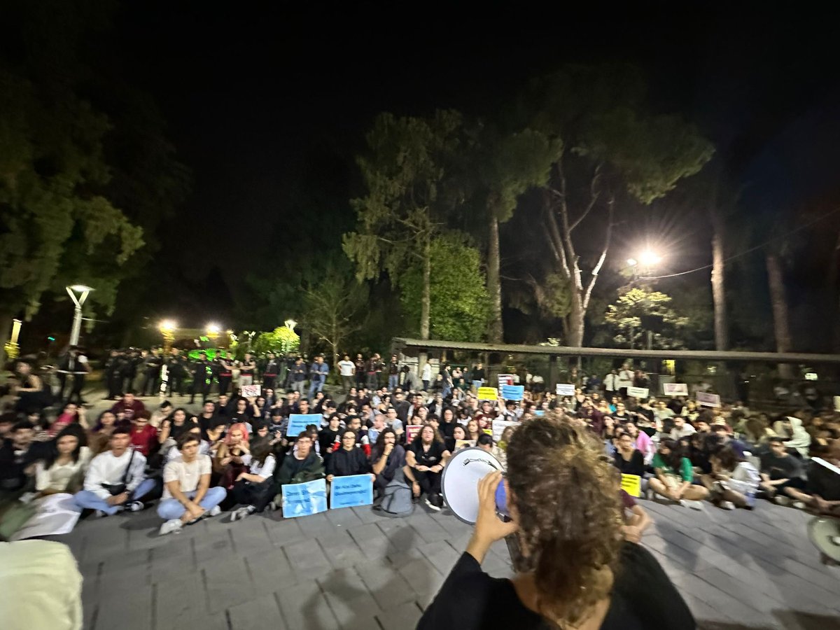 Kâr etmek uğruna güvenliğimizden, barınmamızdan, eğitimimizden, temel ihtiyaçlarımızdan vazgeçilen bu düzeni reddediyoruz! İzmir’li öğrenciler olarak Büyükpark’ta düzenlediğimiz forumda bir araya geldik ve taleplerimizi dile getirdik.