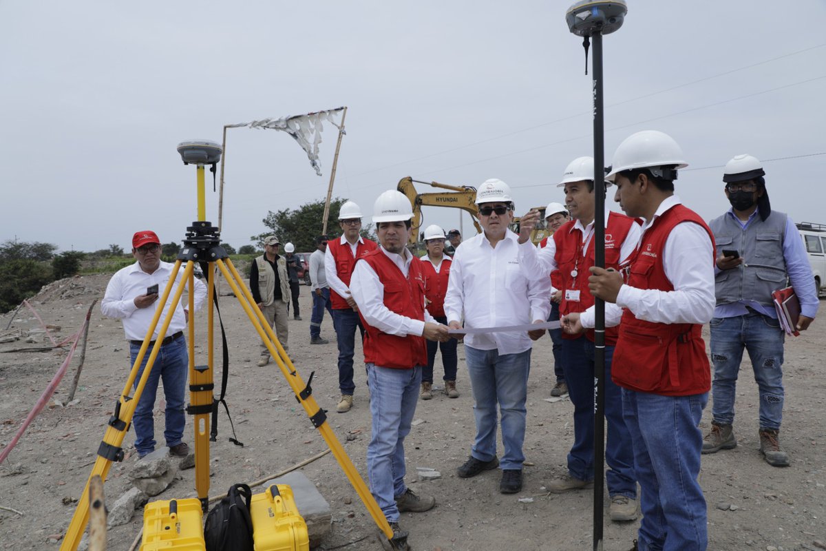 ContraloriaPeru's tweet photo. #AHORA Contralor @NelsonShackPeru retoma acciones de supervisión a servicios de prevención por Fenómeno El Niño y rehabilitación por ciclón Yaku. Supervisó además servicio de limpieza y descolmatacion del río Reque - Chancay en sectores Caimito Mala Muerte y Valencia (1/2) https://t.co/v2ySUspu0e