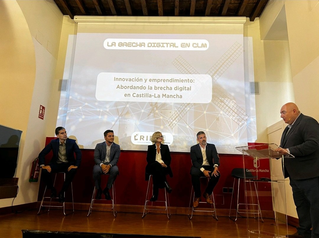 Nuestro compromiso con la creación de empleo volvió a quedar de manifiesto ayer durante la inauguración de la jornada “La brecha digital en Castilla-La Mancha”, organizada por el Gobierno regional en el <a href="/CRID_jccm/">Centro Regional de Innovación Digital</a>, en Talavera de la Reina. ¡Gracias por la invitación <a href="/jamorejudof/">Juan Ángel</a>!