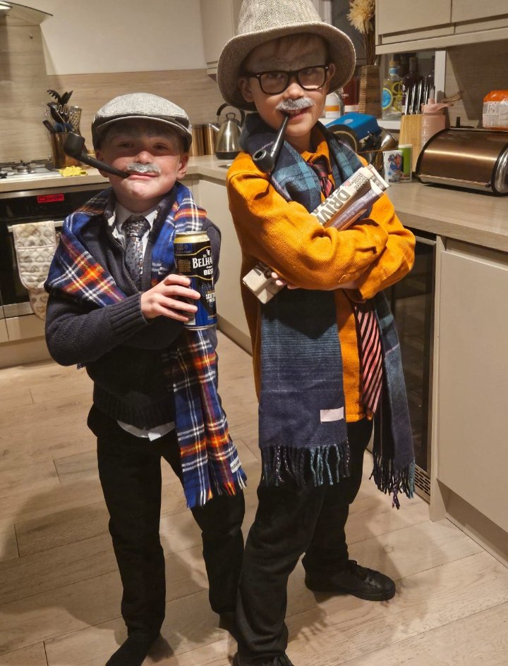 louceecowan's tweet photo. @FordKiernan1 @jandvofficial These two won best dressed at their party last night. #Lookwhoitisnae#twopintsprick https://t.co/plMV6dSC71