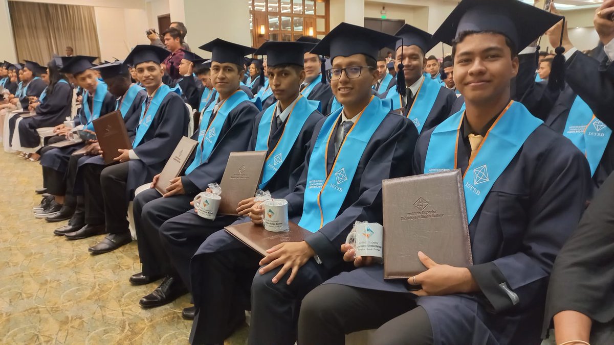 EduSuperiorEc's tweet photo. 📜 @EduSuperiorEc felicita a los graduados del @USTSB_Oficial 🎉🎓. 

✅ Profesionales técnicos y tecnológicos son los nuevos líderes que seguirán construyendo la ruta de progreso del 🇪🇨. 

¡Muchos éxitos 👏!

#GraduaTec
#Senescyt
#NuestroTrabajoContinúa https://t.co/fWb03mqueU