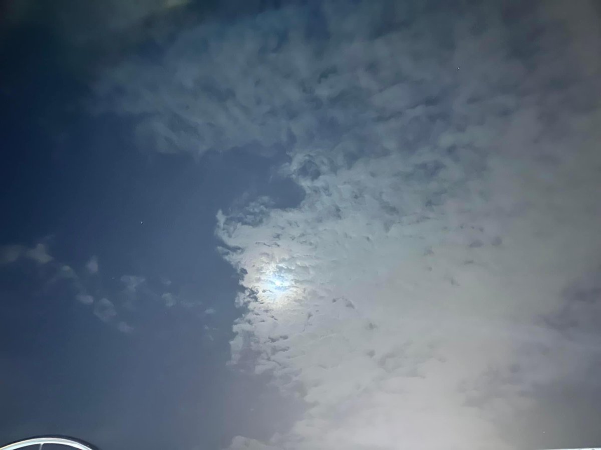 DragonGod785's tweet photo. お月さま🌕
雲がかぶさって顔の様に見える( ´▽｀) https://t.co/8UKa6WKfBS